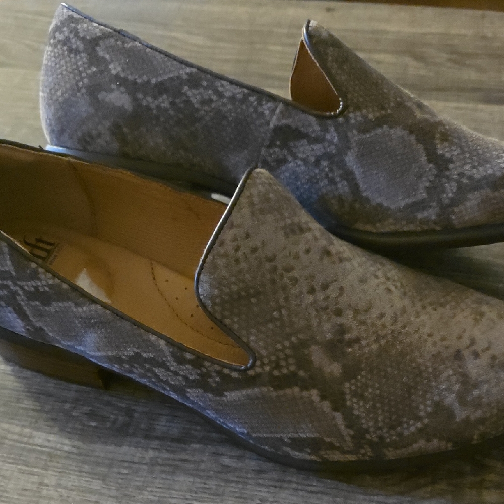 Sofft Severn Leather Snakeskin Patterned Loafers in Gray Size 10